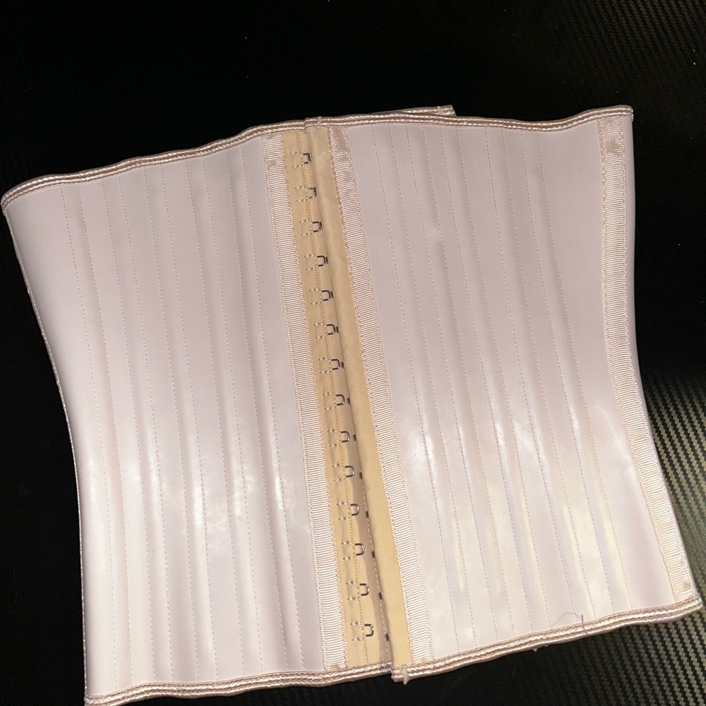 Corset - Picture 2 of 7